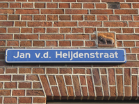 901064 Afbeelding van het straatnaambord 'Jan v.d. Heijdenstraat' in de Jan van der Heijdenstraat te Utrecht, met ...